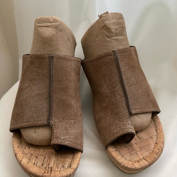 Donald Pliner gold leather and cork Gerie wedge - Picture 2 of 8